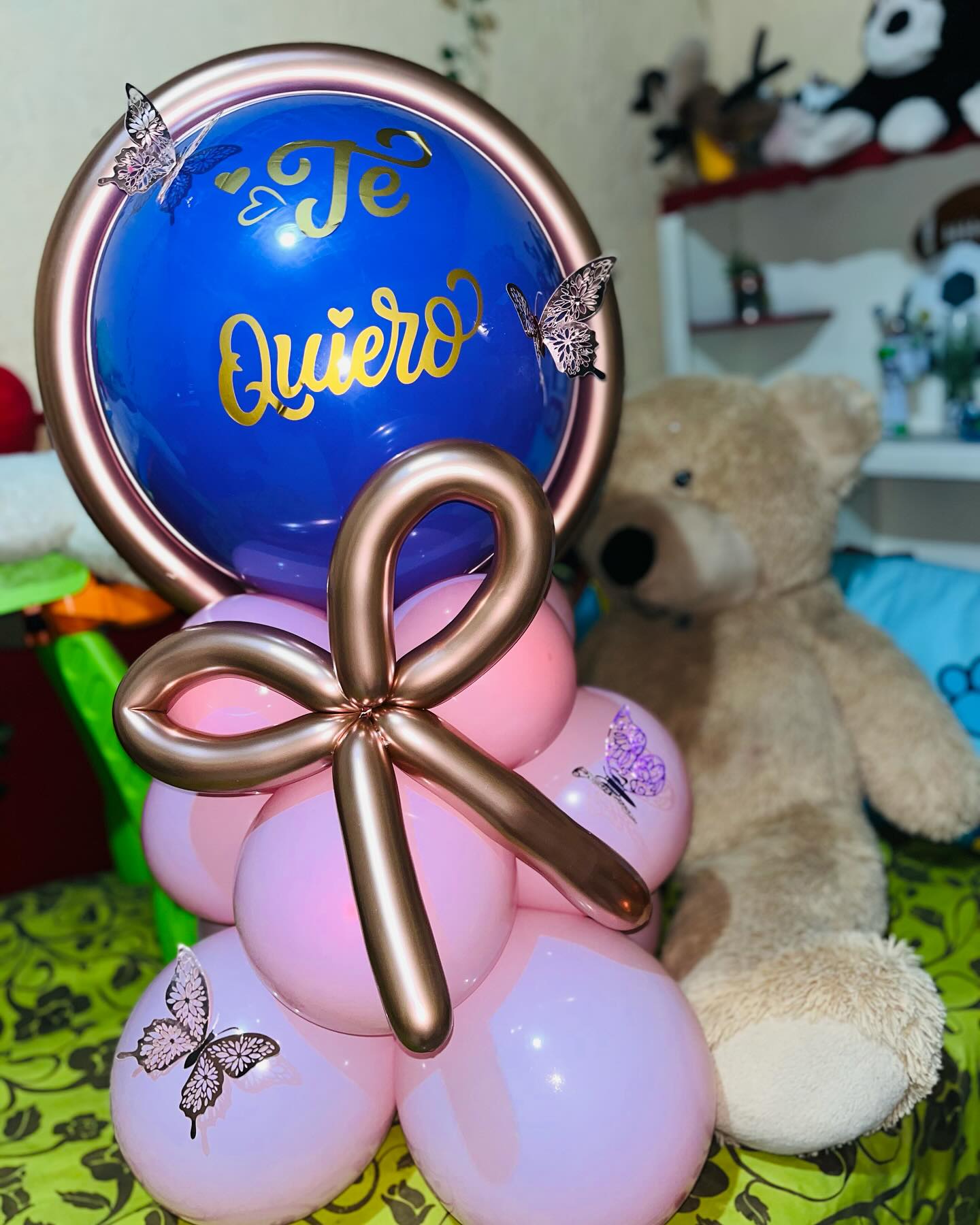 Caja sorpresa exclusiva con globos de helio y regalos en Guadalajara