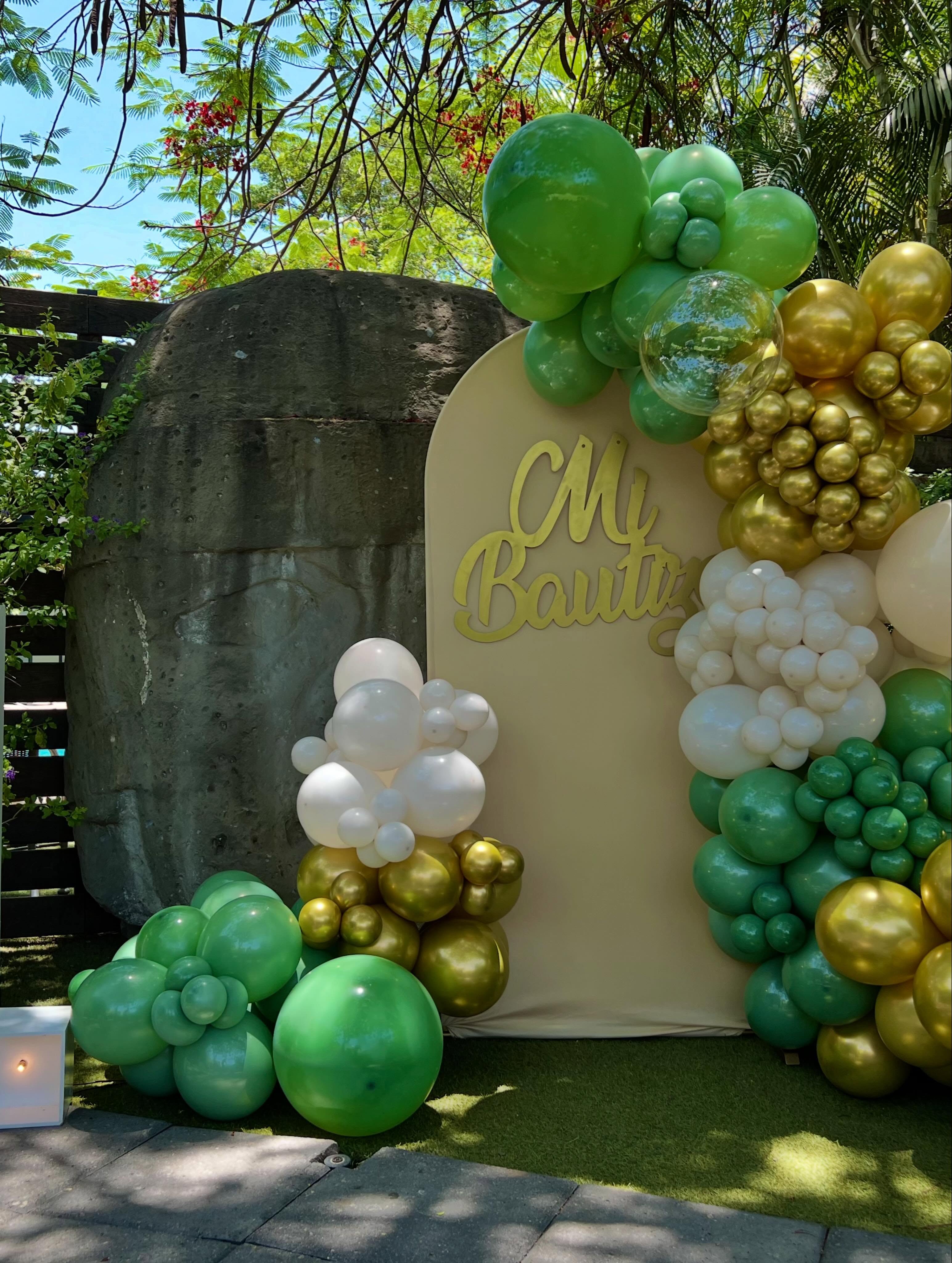 Instalación de arcos de globos y mobiliario elegante por Events Ballons Decoration