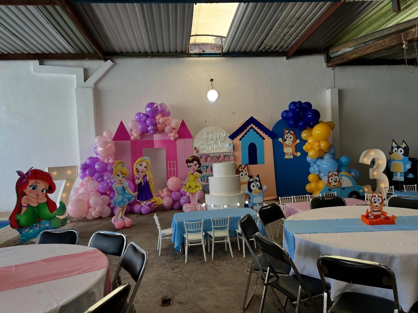 Mobiliario temático con cilindros, mampara y candy bar en Guadalajara